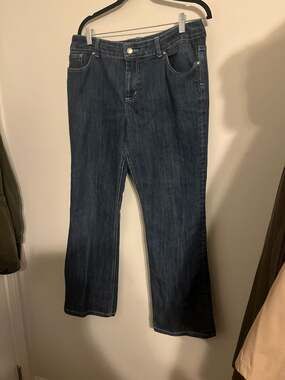 Chico's Platinum Dark Wash Embroidered Back Pocket Bootcut Jeans Size 2 Regular